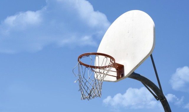 国内媒体人爆料：广东宏远男篮中锋徐昕向球队申请交易